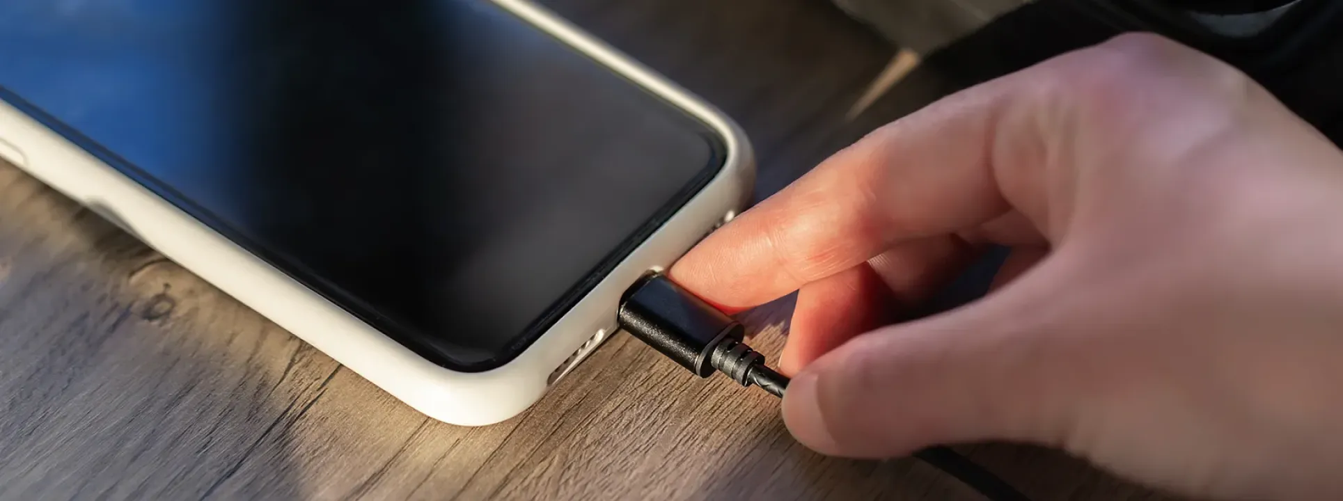 Votre téléphone ne se charge pas? 5 étapes à essayer pour le réparer
